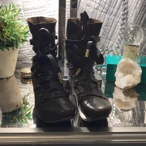 Tsubo leather lace up women’s booties